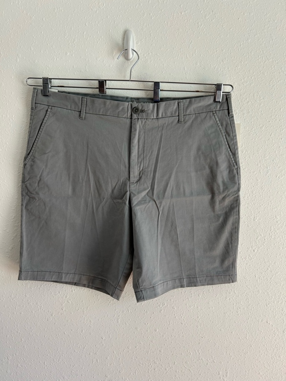 Izod Chino Shorts Men's Size 40 Gray Stretch Twill Flat Front
